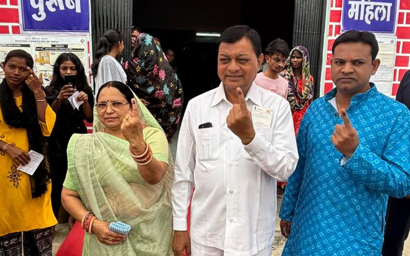 Industry Minister cast his vote with his family, appealed to the general voters to cast their votes 100%, voted at polling booth number 76, Kohadia School of Korba Assembly, Chhattisgarh, Khabargali