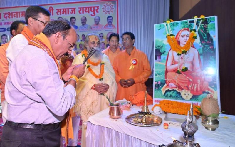 Lord Aadya Guru Shankaracharya Jayanti celebration was celebrated with great pomp by Chhattisgarh Sanatan Dashnam Goswami Samaj, we all have to do the work of revival and restoration of Sanatan: Arun Sao, National President, All India Goswami Samaj Delhi, Dr. Mahesh Giri Maharaj, National President, Goswami Mahasabha Delhi, Mahant Shri Sachchidanand Giri Ji Maharaj, State President of Rajasthan Goswami Samaj, Babulal Bharti, Chhattisgarh, Khabargali