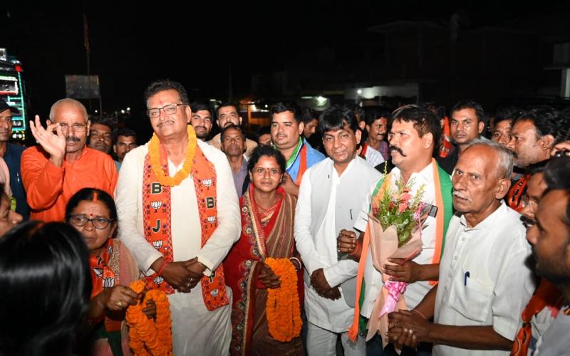 Chhattisgarh BJP leaders did intensive public relations in Jharkhand, Chhattisgarh BJP general secretary organization Pawan Sai, state general secretary Sanjay Srivastava, MLA Prabodh Minj, Krishna Rai, Omprakash Sinha, Kamalbhan Singh, Raimuni Bhagat, Bharat Singh, Ranchi, Khabargali