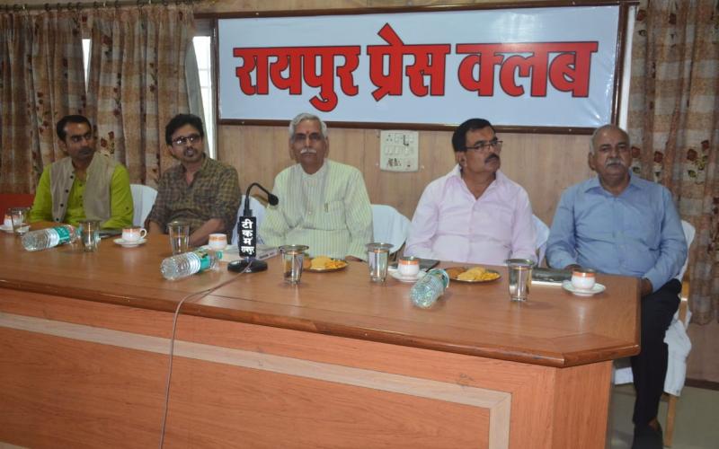 Narada Jayanti celebration organized at Raipur Press Club, Raipur Press Club, Kaushal Kishore Mishra, Manoj Baghel and senior photo journalist Vinay Sharma, Pradeep Joshi, Raipur Press Club President Prafull Thakur, General Secretary Vaibhav Shiv Pandey, Treasurer Raman Halwai, Joint Secretary Tripti Soni, Executive Member Bhavana Jha, Nadeem Menon, Parag Mishra, Raipur, Chhattisgarh, Khabargali