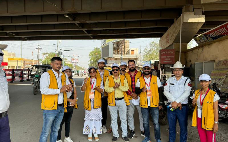 Buttermilk and electrical powder distributed to traffic personnel to provide relief from heat, V For Nation organization started service campaign, Raipur, Chhattisgarh, Khabargali