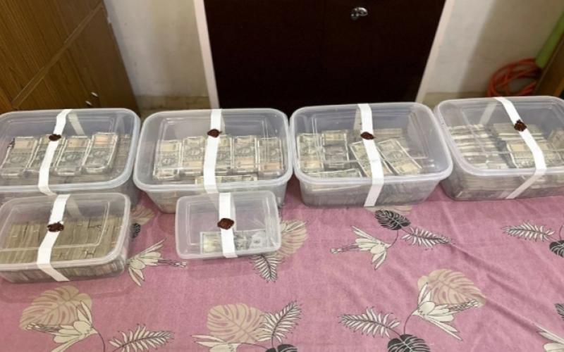 One crore cash and gold seized from absconding policeman's house, Khabargali