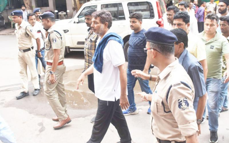 Uttar Pradesh police leaves with Anwar Dhebar, fake hologram case, Chhattisgarh, Raipur, Khabargali