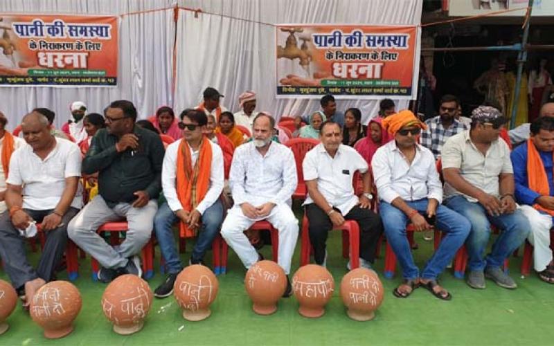 Water problem in Sundar Nagar ward, ward councilor Mrityunjay staged a sit-in, yesterday Congress councilor Anwar also staged a half naked protest, Raipur, Chhattisgarh, Khabargali