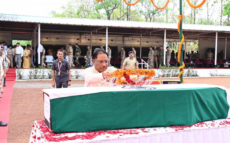 Martyr Jawan Shri Nitesh Ekka, Chief Minister and Deputy Chief Minister paid tribute to the martyred jawan in the Naxalite encounter, Chhattisgarh, Khabargali