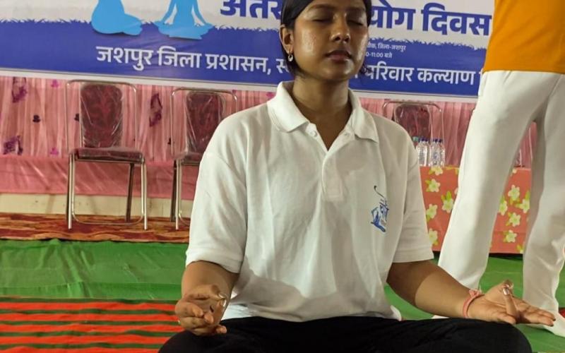 CM's daughter Smriti Sai inspired pregnant women to do yoga, Yoga is not only beneficial physically but also mentally, make it a part of your daily routine, Smriti Sai, Jashpur Yoga Mahotsav focused on pregnant women, live broadcast, Chhattisgarh, Khabargali