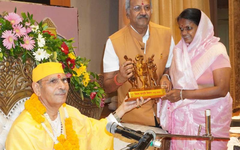 The government will have to take some tough and necessary decisions in the interest of the country- Sudhanshu Maharaj, founder of Vishwa Jagriti Mission, MP Brijmohan Agarwal, Chairman Pramod Dubey, former IAS Ganesh Shankar Mishra took blessings, Raipur, Chhattisgarh, Khabargali