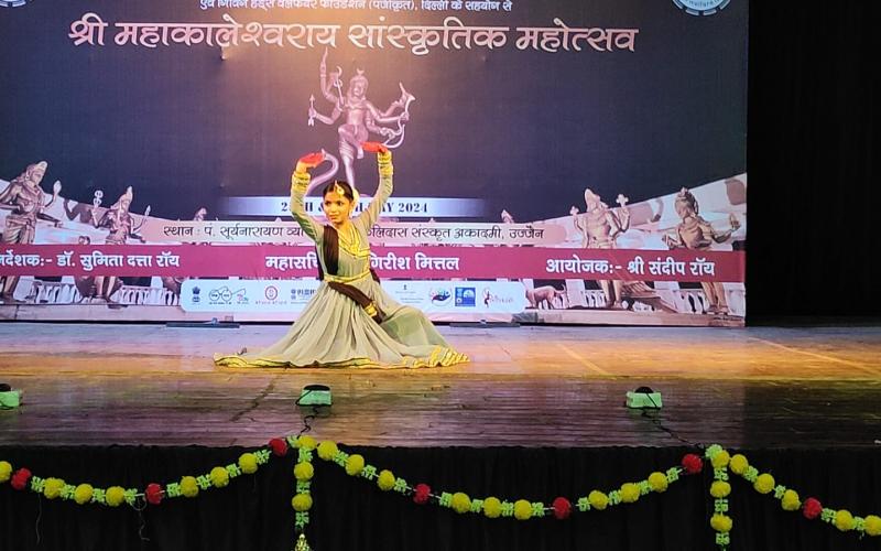 In Mahakal's city Ujjain, Vanshika Gupta of Raipur gave a captivating Kathak performance, Shri Mahakaleshwar Sanskriti Mahotsav national level competition festival organized in Ujjain, worship of Lord Shiva and Shiva Tandava, Guru Mrs. Sangeeta Kapse in Sangeeta Kala Academy, Kathak dance, daughter of Pankaj Gupta and Mrs. Rajni Gupta, Chhattisgarh, Khabargali