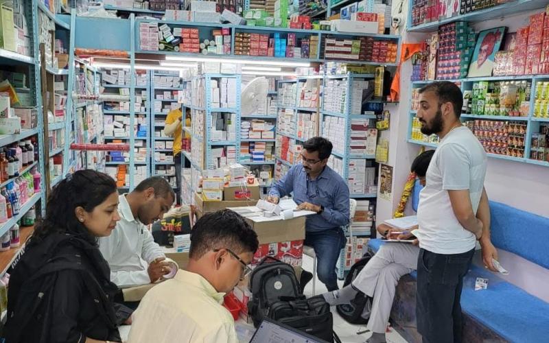Food and Drug Administration's surprise inspection, samples of suspicious medicines and food supplements were taken, Raipur, Chhattisgarh, Khabargali