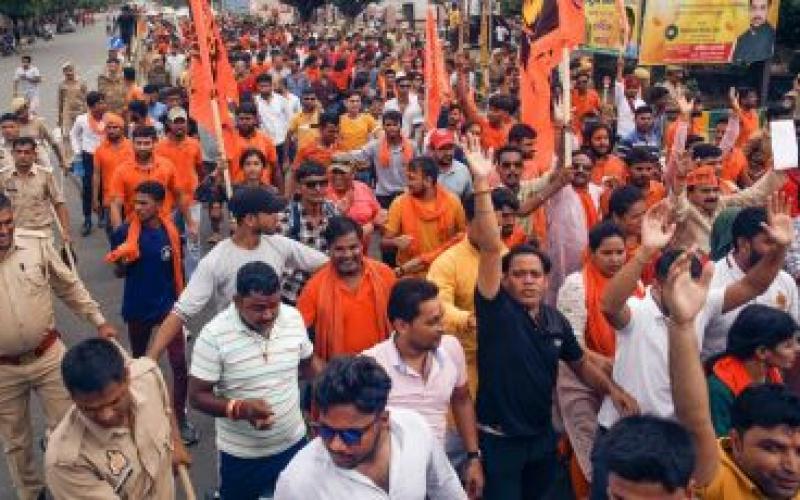 Demonstration of 5000 VHP workers against cow smuggling, large number of police forces deployed...    raipurnews cg nwews hindinews latesnews  