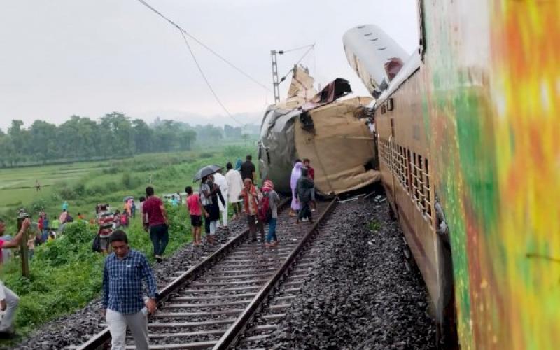 Major accident: Goods train collides with Kanchenjunga Express, 7 killed, 25 injured...  bignews hindinews latestnews bignews train accident news bignews khabargali