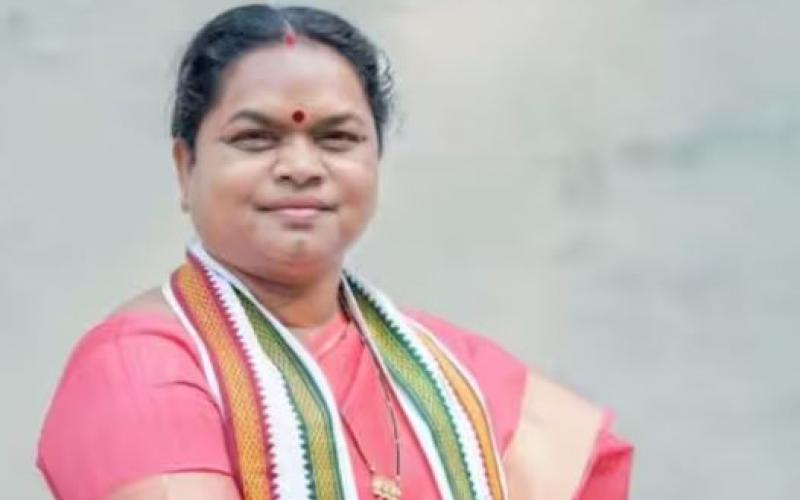   Rajya Sabha MP Phulo Devi Netam fainted (64962), was protesting on NEET issue...  new delhi bignews  hindinews  latesnews khabargali 