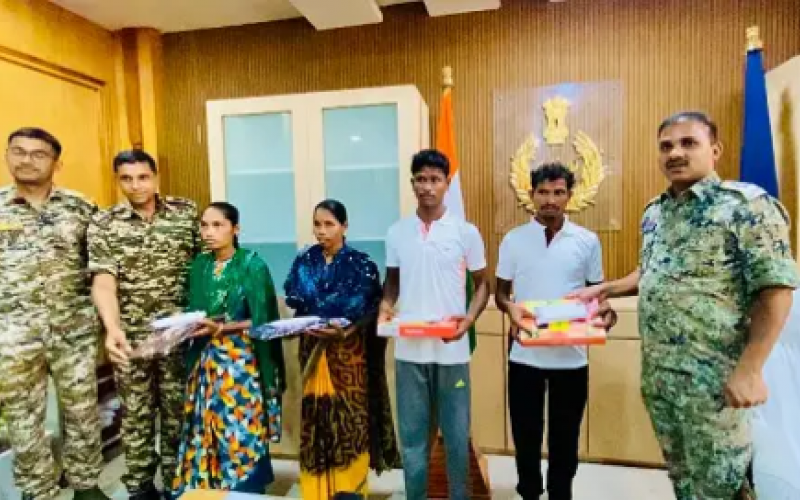 Four hardcore Naxalites with a reward of Rs 20 lakh surrendered in Sukma, they were involved in many major incidents... Latest news Hindi news khabargali 