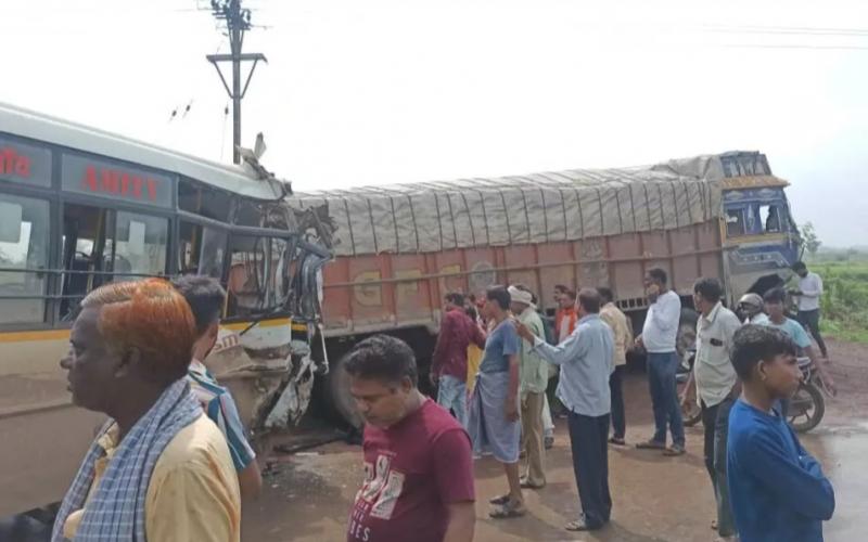 ACCIDENT NEWS: City bus and truck collide in Raipur Kharora Road, 20 people injured... Raipur news kharora news khabargali 