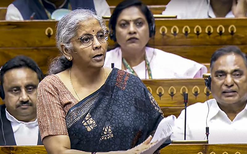 Finance Minister Nirmala Sitharaman presented the budget, gold-silver, mobiles, leather goods and clothes will be cheaper...