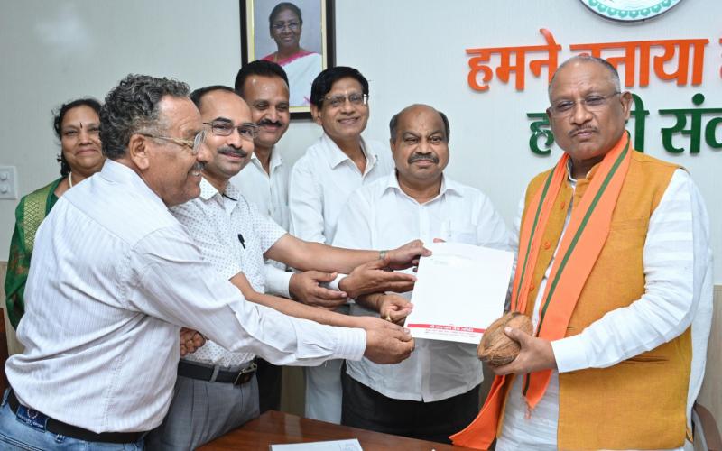 Utkal society invited CM to participate in Lord Sri Jagannath Rath Yatra, MLA Purandar Mishra, Dr. PK Patra, Dr. Kamalakant Bhoi, Shri Narayan Bhoi, Mrs. Usha Patel, Gayatri Nagar, Jagannath Temple, Raipur, Chhattisgarh, Khabargali