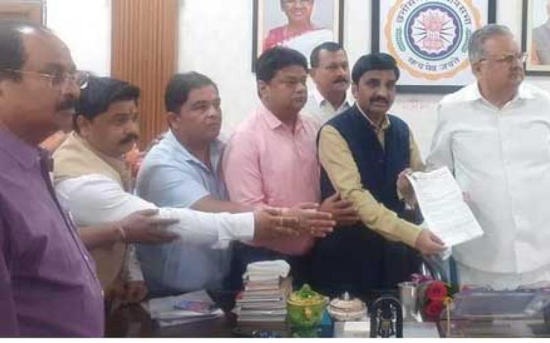 Chhattisgarh Employees Officers Federation met the Speaker of the Assembly regarding four point demands including dearness allowance and arrears, Dr. Raman Singh, Kamal Verma, Khabargali