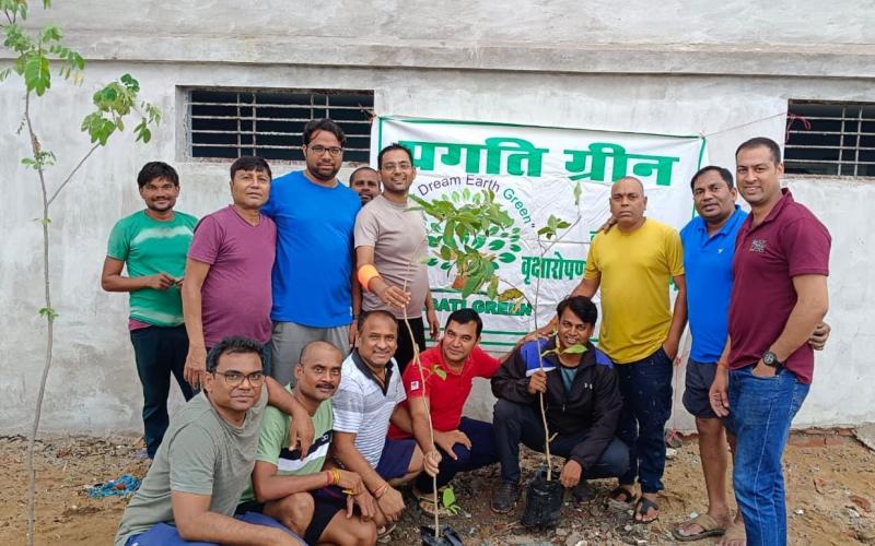 The first tree plantation of this season was done by Pragati Green Sanstha in the big pond located in Mowa. This year the target was to plant a total of 251 trees and preserve them, tree plantation for the last 6 years, more than 5000 plants planted have taken the form of trees, President Gajendra Singh Thakur, Vinay Sahu, Sandeep Singhania, Surendra Patel, Pintu Janghel, Asim Sharma, Anil Patel, Abhishek Saxena, Dipesh Baghel, Arvind Verma, Prakash Rathore, Nilesh Soni, Raipur, Chhattisgarh, Khabargali