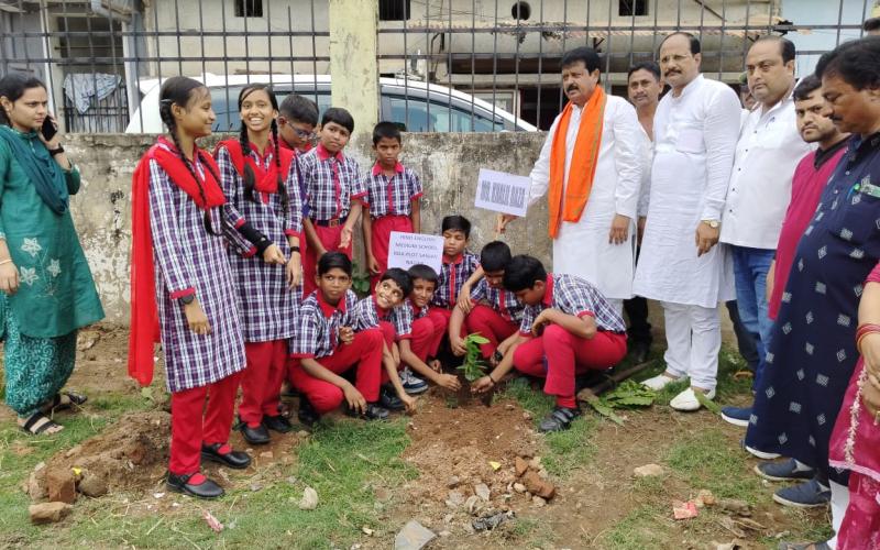 Tree plantation was done in Hind English Medium School under the scheme 'One tree in the name of mother'. Sanjay Shrivastava, State General Secretary, Bharatiya Janata Party and President, Shri Mirza Ejaz Beg, State Working Committee Member, Bharatiya Janata Party. Chairman of Tree Plantation Programme, Mirza Ejaz Beg, Hajjan Rehana Begum, President, Hind English Medium School, Nasir Khan, Amir Beg, Mohammad Qasim, Sheikh Faheem, Khalil Bhai, Raipur, Chhattisgarh, Khabargali