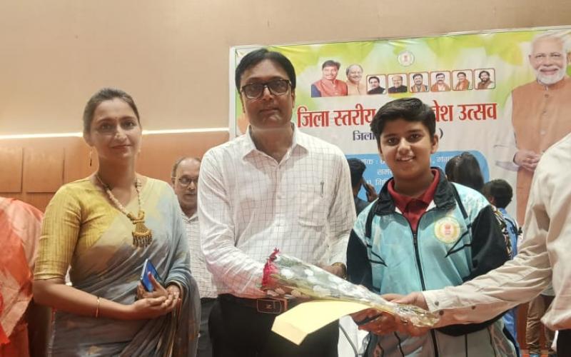 Saurish Srivastava received an honorarium of Rs. 10,000 from Chhattisgarh Government. Saurish had won bronze medal in the fencing team event in the National School Sports Competition. Pt. Girija Shankar Mishra Government Higher Secondary School Raipura, Minister Mr. Kedar Kashyap, Mr. Anuj Sharma MLA Dharsiwan, Mr. Moti Lal Sahu MLA Raipur Rural, Mr. Khuswant Saheb MLA Arang, Dr. Gaurav Kumar Singh Collector Raipur, Mr. Vijay Khandelwal District Education Officer, Chhattisgarh, Khabargali