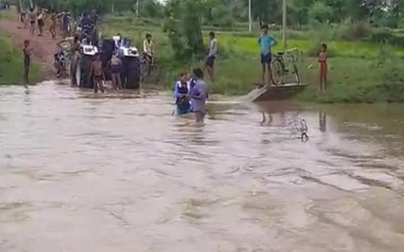 Rivers and drains in spate in Chhattisgarh, heavy rains in Raipur, children risking their lives going to school  cg news raipurnews durg news  khabargali  