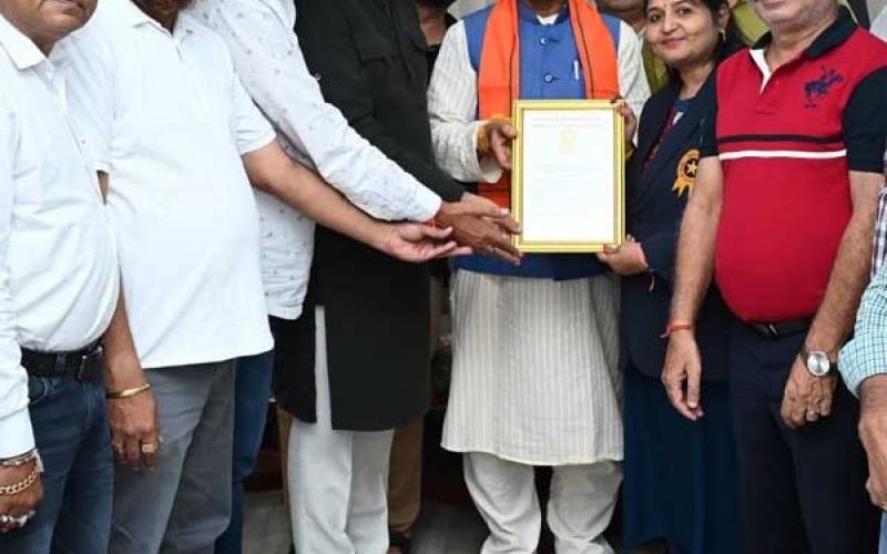 The Chamber's name was included in the Golden Book of World Records after having more than 11200 Chamber members, Chief Minister Sai honored the Chamber President Amar Parwani and his team by presenting mementoes and medals, Raipur, Chhattisgarh, Khabargali, General Secretary Ajay Bhasin, Treasurer Uttamchand Golchha, Executive President Rajendra Jaggi, Vikram Singhdev, Ram Mandhan, Manmohan Agarwal