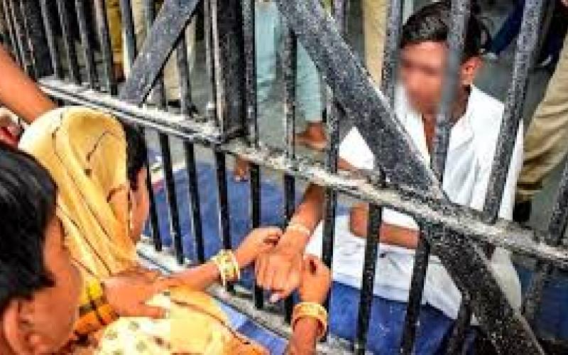 सलाखों के पीछे कैद भाइयों की कलाइयां नहीं होगी सुनी  शाम 4 बजे तक राखी बंधवा सकेंगे राखी...   Brothers imprisoned behind bars will not have their wrists tied, they will be able to get Rakhi tied till 4 pm...  Rakshabandhan 2024  raipurnews cg news hindinews latestnews khabrgali 