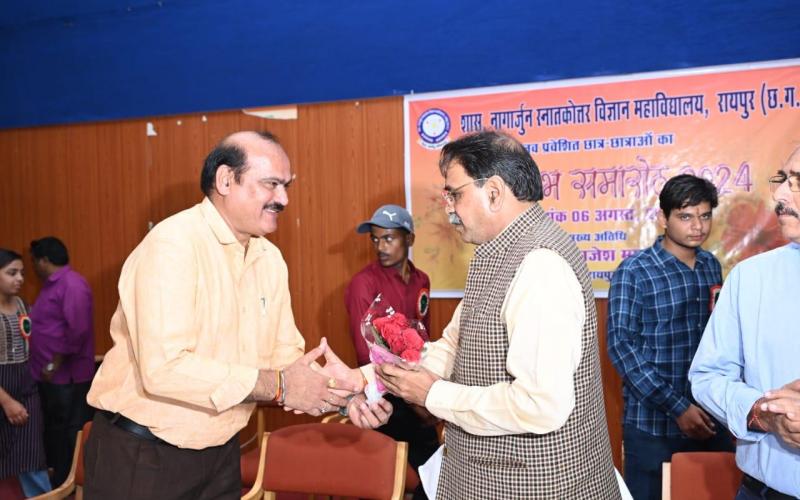 Students securing top positions in all colleges of Raipur and students securing first position in classes in Science College will get scooty, bullet and cash prizes, Convocation Ceremony 2024 at Government Nagarjuna Postgraduate Science College, Raipur, former minister and Raipur West MLA Shri Rajesh Munat, Principal Dr. A.K. Mishra, Chhattisgarh, Khabargali