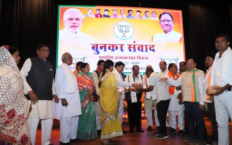 On National Handloom Day, the government increased the wages of weavers by 20 percent, Industry Minister Shri Lakhan Lal Devangan made the announcement, Weavers Cell President Purushottam Devangan, Chhattisgarh, Khabargali