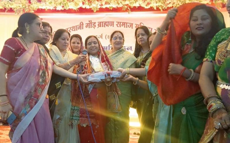 Shri Rajasthani Gaud Brahmin Samaj Mahila Mandal's praiseworthy and historical event on Sawan Teej, Dhamtari's former mayor and Vishwa Brahmin Mahila State President Archana Chaubey, Durg, Chhattisgarh, Khabargali