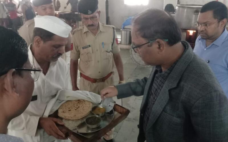 Principal District and Sessions Judge conducted a surprise inspection of Raipur Central Jail, Abdul Zahid Qureshi, President, District Legal Services Authority, Secretary District Legal Services Authority Ramesh Chauhan, Raipur, Chhattisgarh, Khabargali