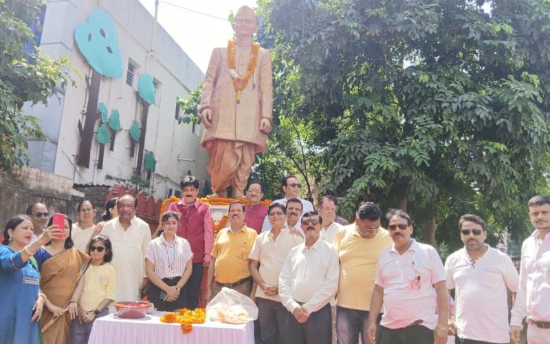 Chhattisgarh Kayastha Samaj, District Raipur celebrated the birth anniversary of the pride of the society, former Prime Minister, Late Shri Lal Bahadur Shastri with great pomp and show. Shri Rajjan Srivastava, State President, Shri Pramod Khare, Mrs. Usharajjan Srivastava, Patron Women's Cell, Vineeta Srivastava, State President Women's Cell, Dr. Shri Manish Srivastava, State President Medical Cell, Rahul Srivastava, State President Youth Cell, Ashok Srivastava, District President, Amrita Srivastava, Distri