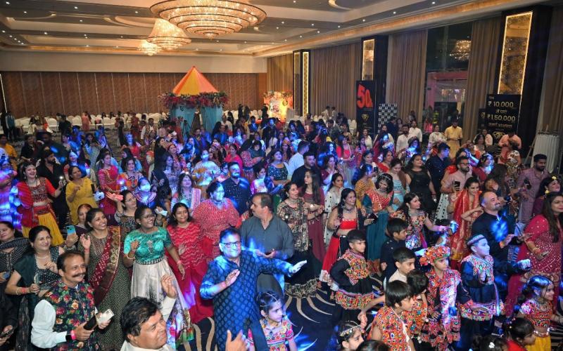 Vijay Tarwani was honoured with Garba King and Pooja Kukreja with Garba Queen award in Suhina Sindhi Garba. Suhina Sindhi Garba organised by Suhini Soch Sanstha was a grand success in capital Raipur. Raipur, Khabargali