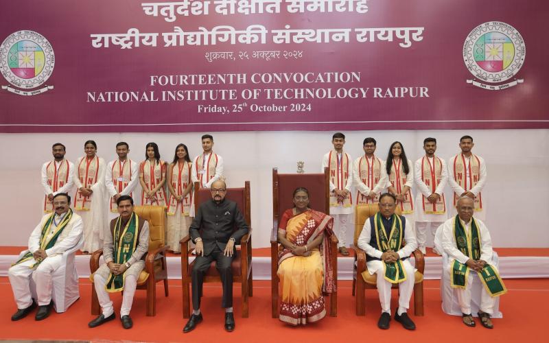 President Draupadi Murmu gave gold medals to promising engineering students, today 25 October was a historic day for National Institute of Technology, Raipur. President of the country Mrs. Draupadi Murmu gave her dignified presence in the 14th convocation of the institute today, Raipur, Chhattisgarh, Khabargali