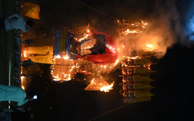 Grand Ravana Dahan in Raipur WRS Colony, 110 feet high Ravana burnt in smoke cg news Raipur news chhattisgarh news khabargli