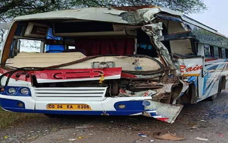Bus coming to Raipur meets with accident, collides with truck filled with cylinders, 25 people injured  cg news hindi news cg big news latestnews khabargali 