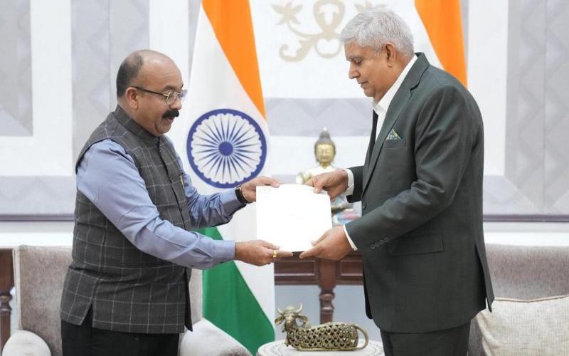 राज्योत्सव के समापन में उप राष्ट्रपति, डिप्टी सीएम ने उप राष्ट्रपति धनखड़ से मुलाकात कर दिया न्योताAt the conclusion of Rajyotsav, Vice President and Deputy CM invited Vice President Dhankhar to meet him.  cg news hindi news cg big news latest news khabargali 