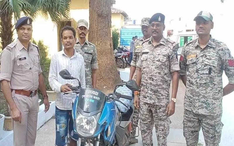  कांग्रेस नेता की बाइक से मिले नकली नोट, पुलिस ने चेकिंग में पकड़ाFake currency notes found in Congress leader's bike, caught by police during checking  cg news politics news cg big news khabargali 