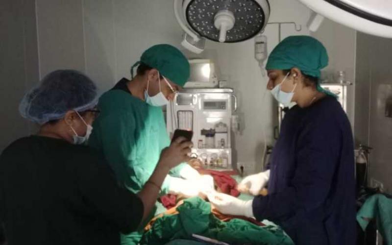 Big negligence in government hospital, doctors performed sterilization operation in torch light  cg news latestnews cg bignews hindinews latestnews khabargali 