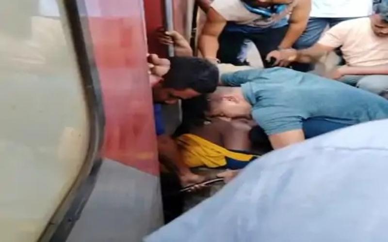 Tragic accident in Raipur railway station, youth fell from moving train, died  cg news  raipurnews cg bignews raipur railway station khabargali