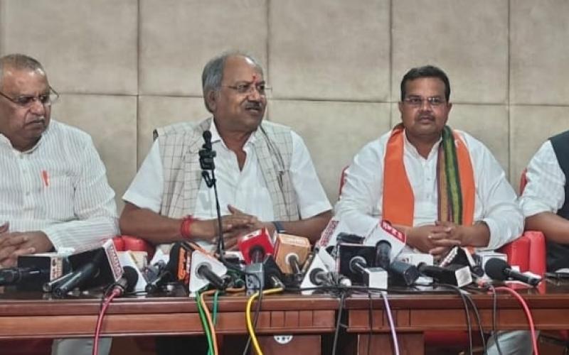 Raipur, Khabargali, MP Brijmohan Agrawal while addressing a press conference organized at BJP office Ekatma Parisar on Sunday said that Raipur South Assembly has become a tourist destination for the Congress party.