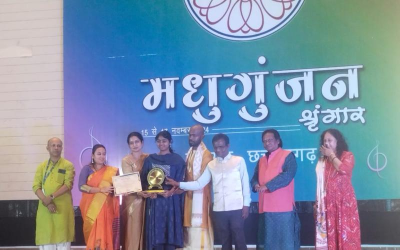 Khyati Kumar Miri got first place in classical singing in Madhugunjan Shringar 2024, Art City Raigarh, Vedmani Singh Thakur, Gurumata Chandra Devangan and Guru Devlal Devangan, famous Kathak dancer Vasanti Vaishnav, Director of Shri Vaishvan Music College Sharad Vaishnav, Organizing President of Madhugunjan Shringar Ajit Kumar Swain and President of Shri Vaishvan Music College Pandit Sunil Vaishnav, Chhattisgarh, Khabargali