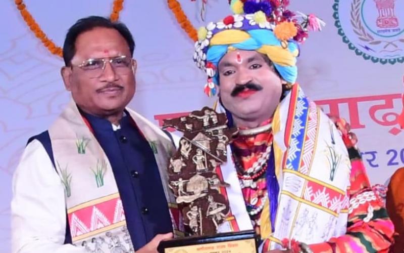 Chief Minister Vishnudev Sai honored Dr. Purushottam Chandrakar, on Chhattisgarh Day, Chief Minister honored Chandrakar for the preservation and promotion of traditional folk art of the state, Director Lokranjani Folk Art Cultural Forum, Changorabhatta Raipur, Khabargali