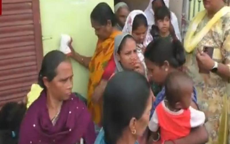 धर्मांतरण को लेकर हंगामा, घर के भीतर ताला लगाकर करा रहे थे प्रार्थना, 4 आरोपी गिरफ्तारUproar over religious conversion, people were praying after locking the house, 4 accused arrested  cg news hindi news cg big news latest news khabargali 