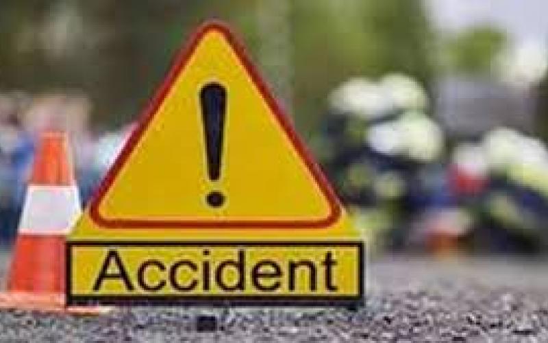  तेज रफ़्तार का कहर जारी, कार से बचा तो खड़े ट्रक से टकराया The havoc of high speed continues, he avoided the car and collided with a parked truck.  cg  news hindi news accident khabargali 