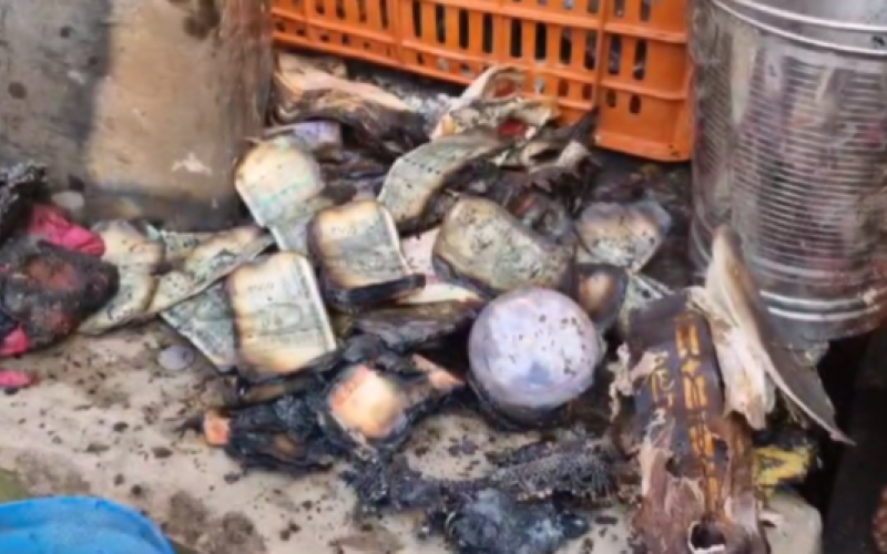 घर में लगी भीषण आग, शादी के लिए रखे पांच लाख कैश जलकर खाक खबरगली A massive fire broke out in the house, five lakh cash kept for the wedding got burnt to ashes. Cg news hindi news latest news cg hindi news khabargli 