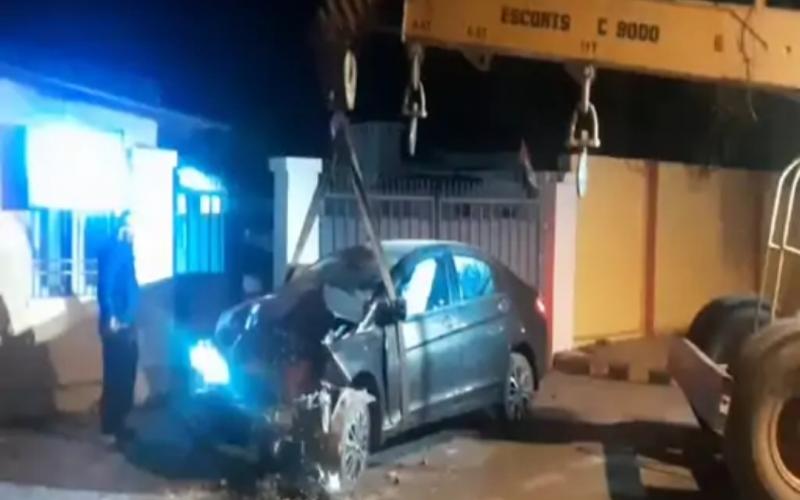 High speed car collided with the wall of former MLA's bungalow, driver fled leaving the car, Khabargali
