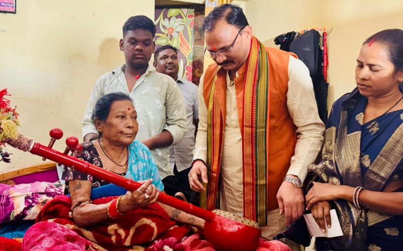 There should be no shortage in the treatment of Padma Vibhushan Teejan Bai: Chief Minister Vishnudev Sai has given instructions, Minister Shyam Bihari Jaiswal reached Ganiyari to meet Teejan Bai along with a team of doctors and MLAs, gave financial assistance of Rs 5 lakh, Khabargali