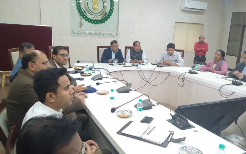 To tighten the noose on criminals and vehicles causing accidents, CCTV cameras will be used to identify them from the control room 24 hours a day. CCTV cameras will be installed on main roads of industrial areas and slum settlements. IG Amresh Mishra presided over the meeting. Collector Dr. Gaurav Singh and SP Dr. Lal Ummed Singh were also present. Raipur, Chhattisgarh, Khabargali