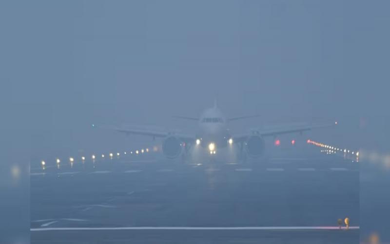 एयरपोर्ट पर कोहरे का कहर, कोलकाता सहित तीन फ्लाइटें प्रभावित खबरगली Fog wreaks havoc at airport, three flights including Kolkata affected  cg news cg hindi news cg big news latest news khabargali   